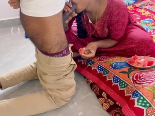 Super-fucking-hot housewife Bhabhi trades bang-out for rent with landlord in Tamil audio