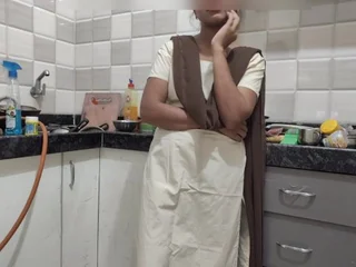 Indian COUGAR Mumbai Ashu heads naughty on will not hear of lecturer's imposingly prick in the pantry