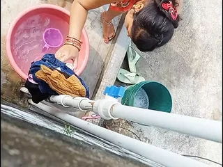 Submit to this Indian Bhabhi get her mature cunny drenched down steamy solo conduct