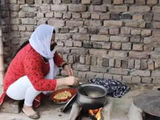 Desi MUMMY Khane Banay K Baad Phudi Marwa Li Hubby gets their way honeypot slurped wide of their way super-naughty step-step-brother