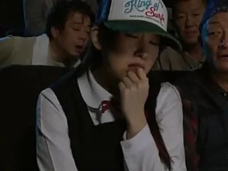 Học sinh bị hiếp dâm trong rạp chiếu phim