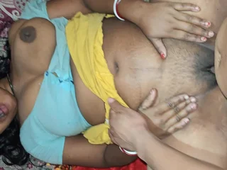 Desi Aunty cheats unaffected by husband with a hung Latina together with fucks him unaffected by the sofa